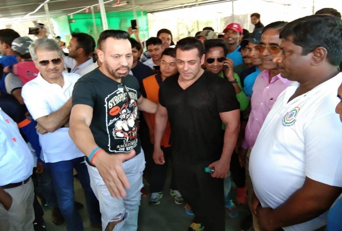 Salman Khan take part in shooting competition in Indore