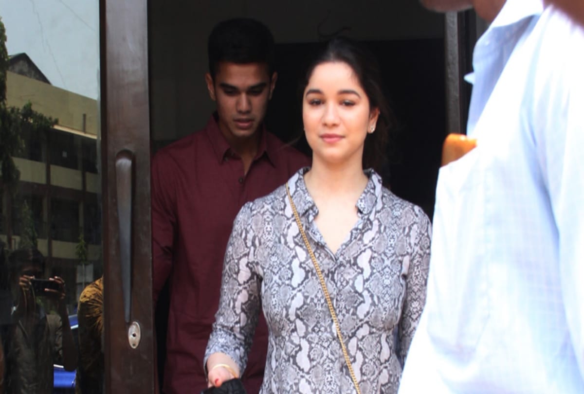 Sara tendulkar looks gorgeous in monochrome mini dress on lunch date with brother Arjun