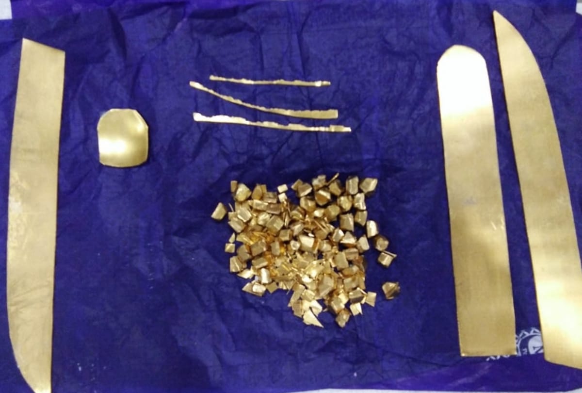smuggler caught with 468 gram gold at amausi airport