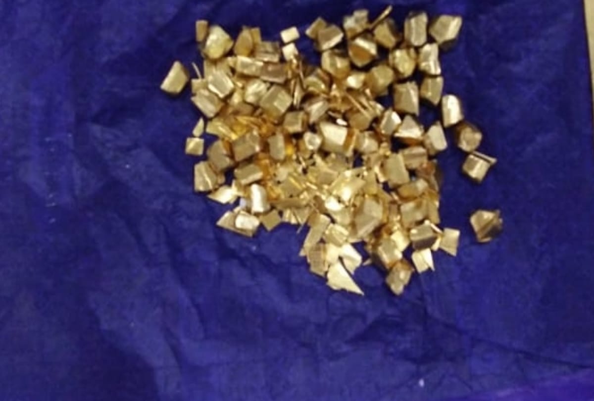 smuggler caught with 468 gram gold at amausi airport