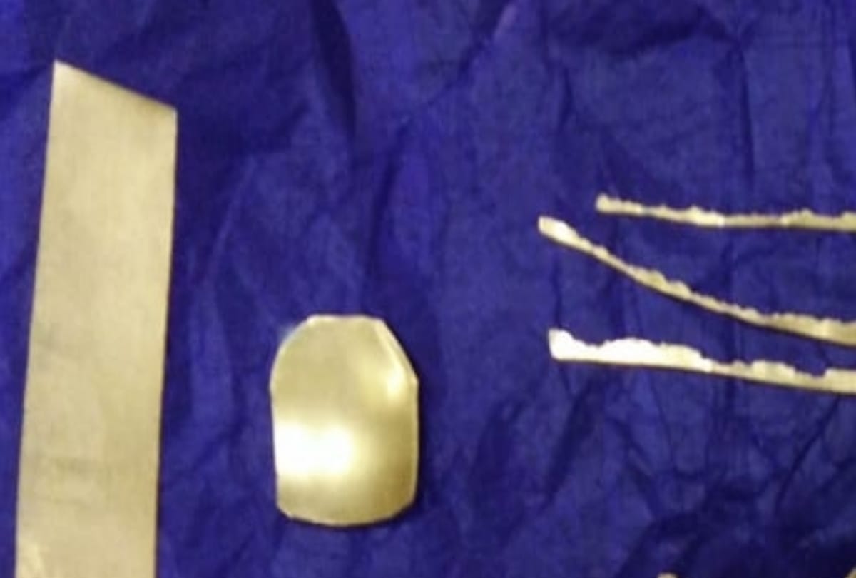 smuggler caught with 468 gram gold at amausi airport