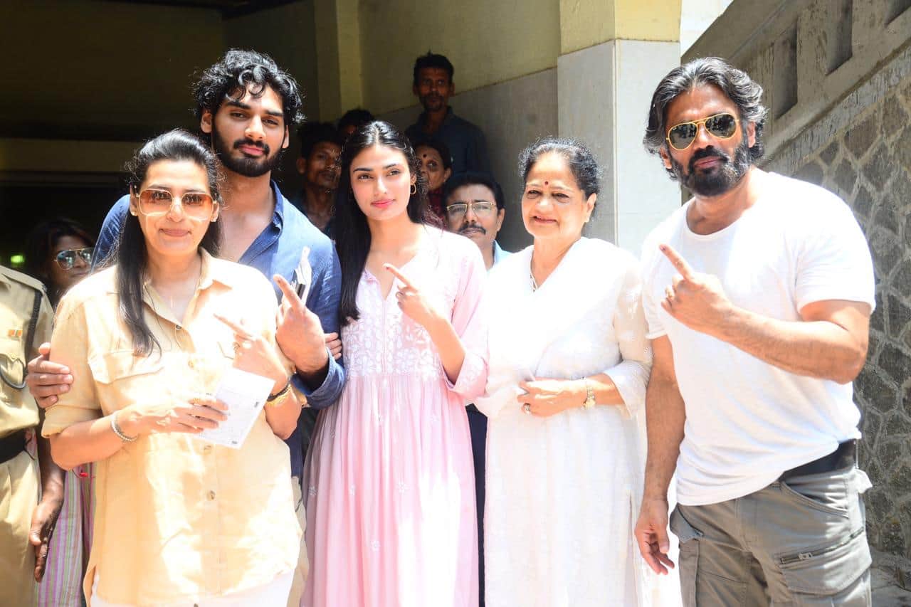 Amitabh Bachchan Aishwarya Rai Bachchan Jaya Bachchan Abhishek cast vote in Lok Sabha Election 2019