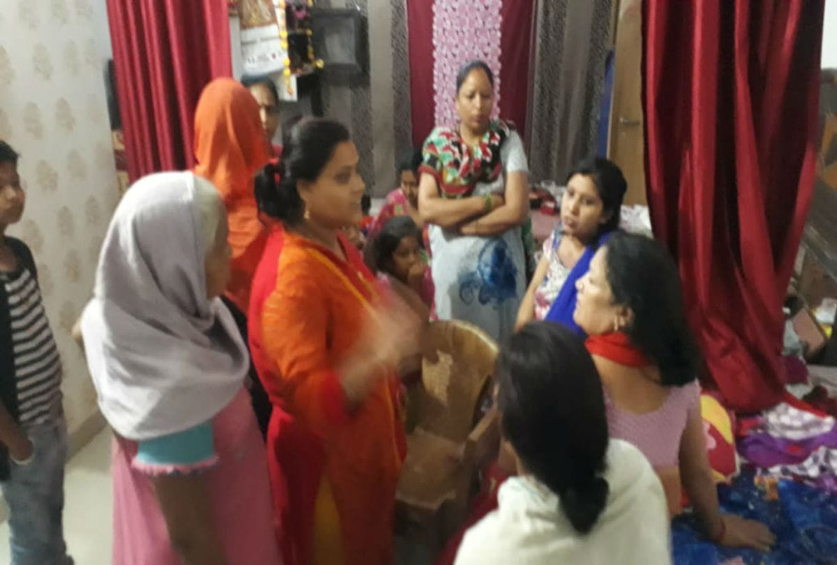robbery in area sales manger house in agra