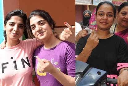 मतदान के बाद उत्साहित मतदाता।