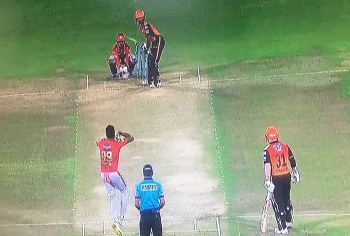 David warner uses interesting technique to avoid mankading by ashwin in IPL 2019