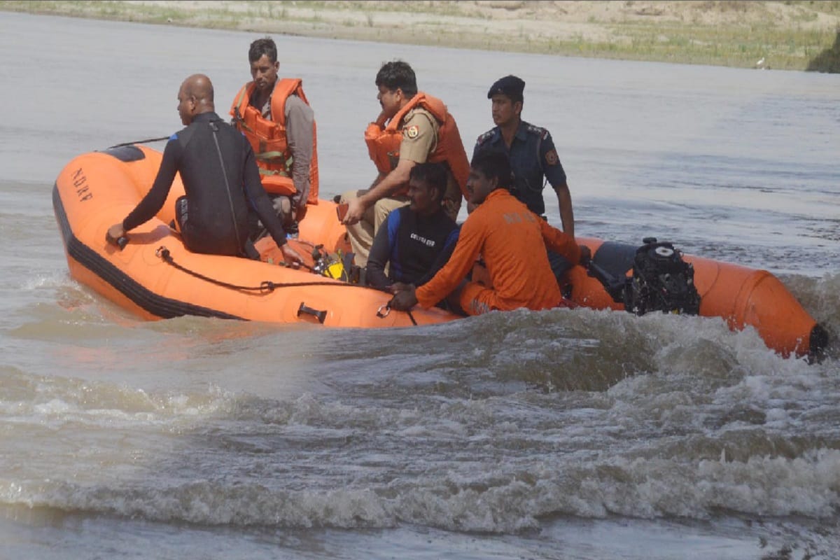 five people including car drown in shivnath river sdrf team is searching at Chhattisgarh
