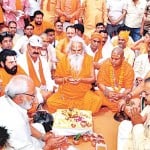 रामपुर में श्री पातालेश्वर महादेव मंदिर में आधारशिला पर पूजन करते डॉ. रामविलास वेदांती। - अमर उजाला
