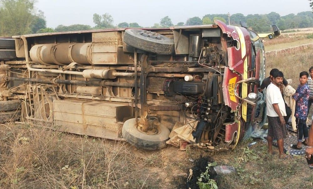 private bus fell down