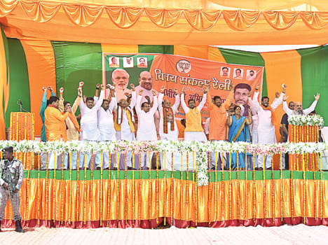 Buiyas and nephews meet 25 years, nothing done: Shah