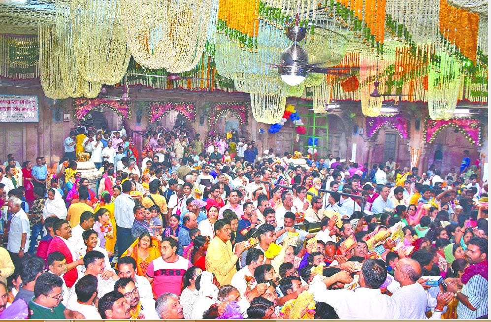 एकादशी पर मंदिरों में दर्शन को पहुंचे भक्त
