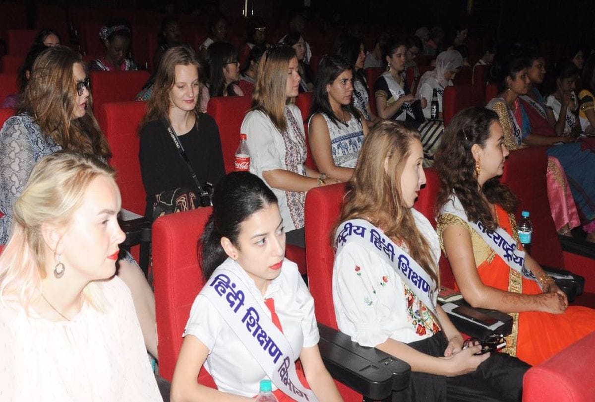 foreign student season end in kendriya hindi sansthan agra
