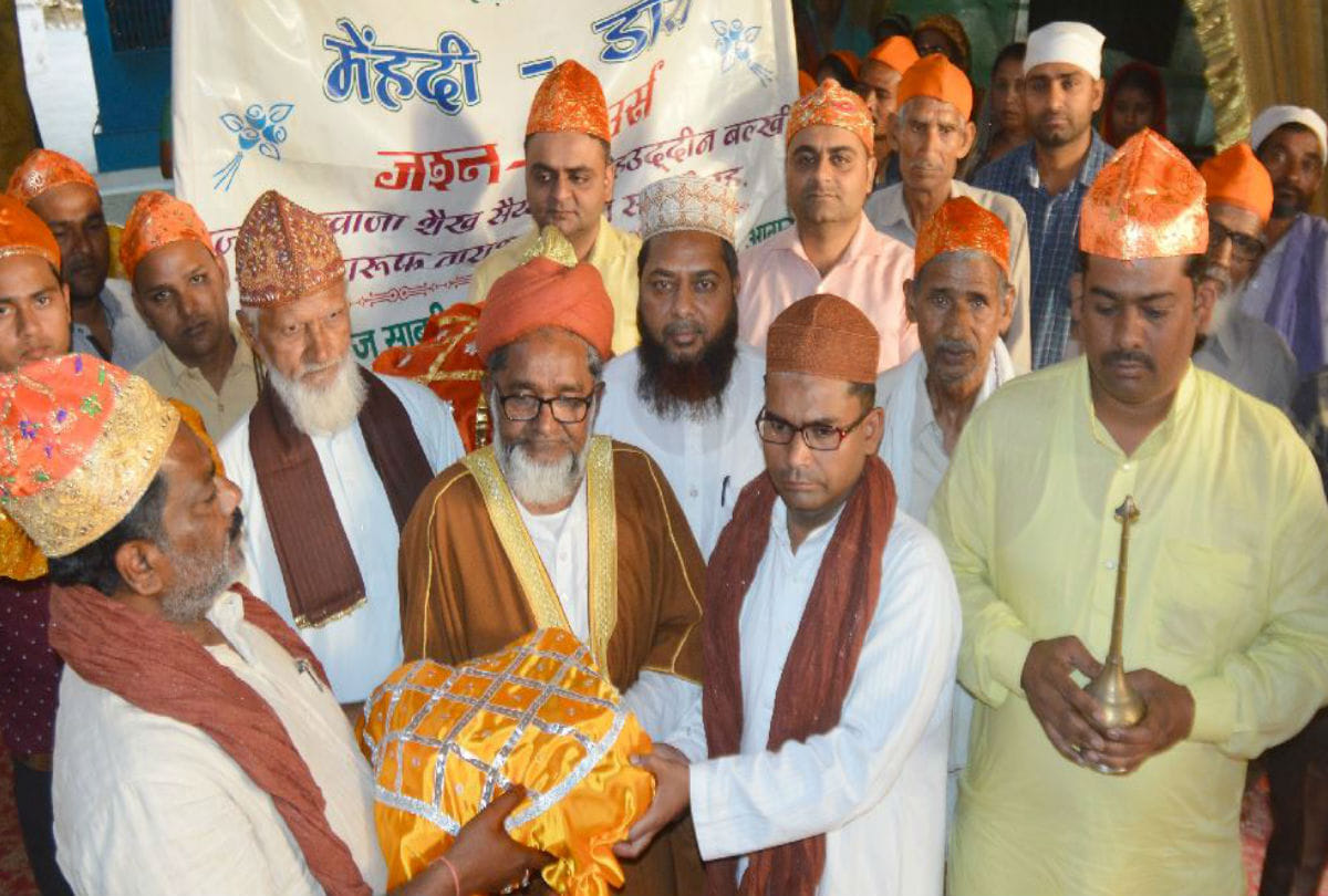 Hrishitaa Bhatt present chadar on dargah markaj sabri agra