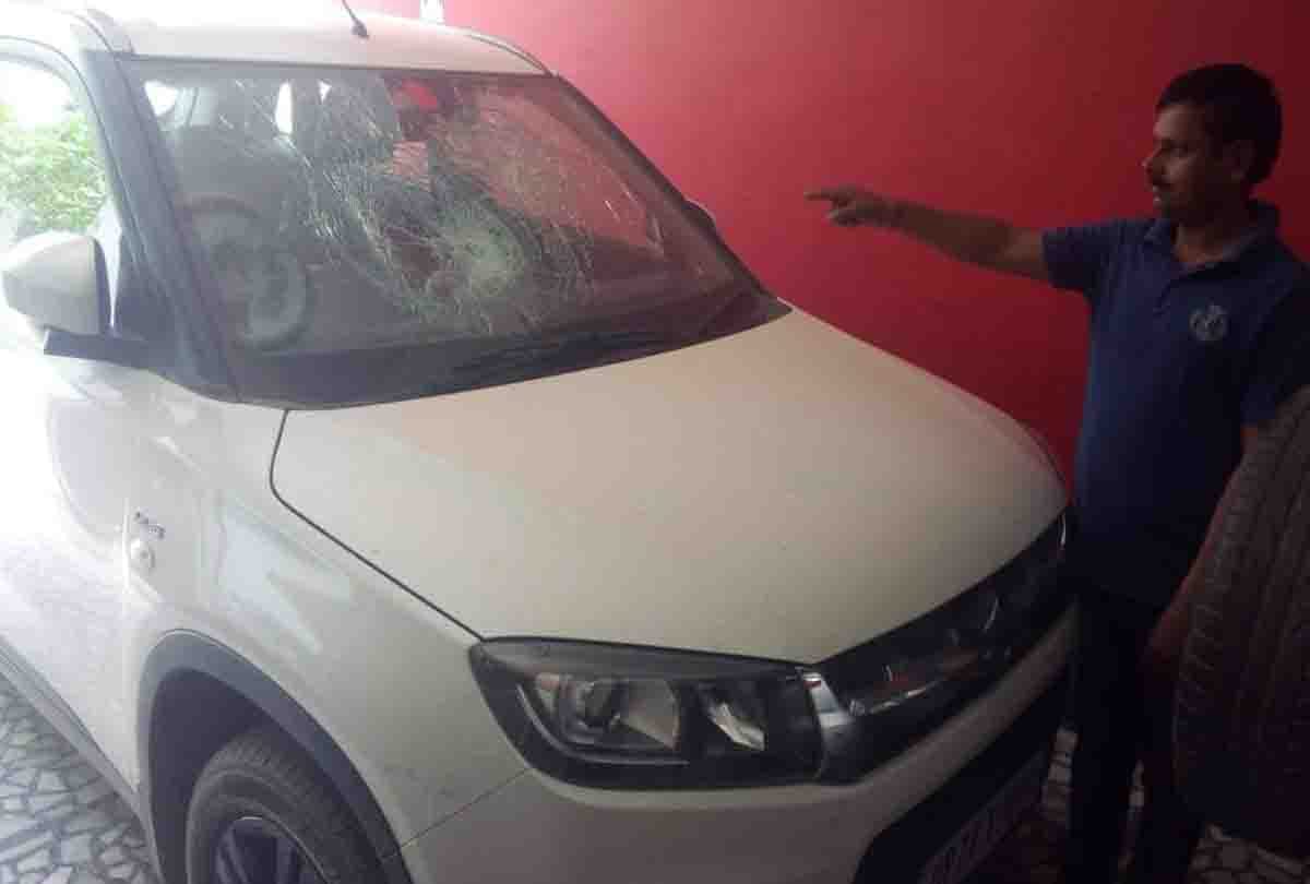 attack on samajwadi party leader after polling in lok sabha election 2019