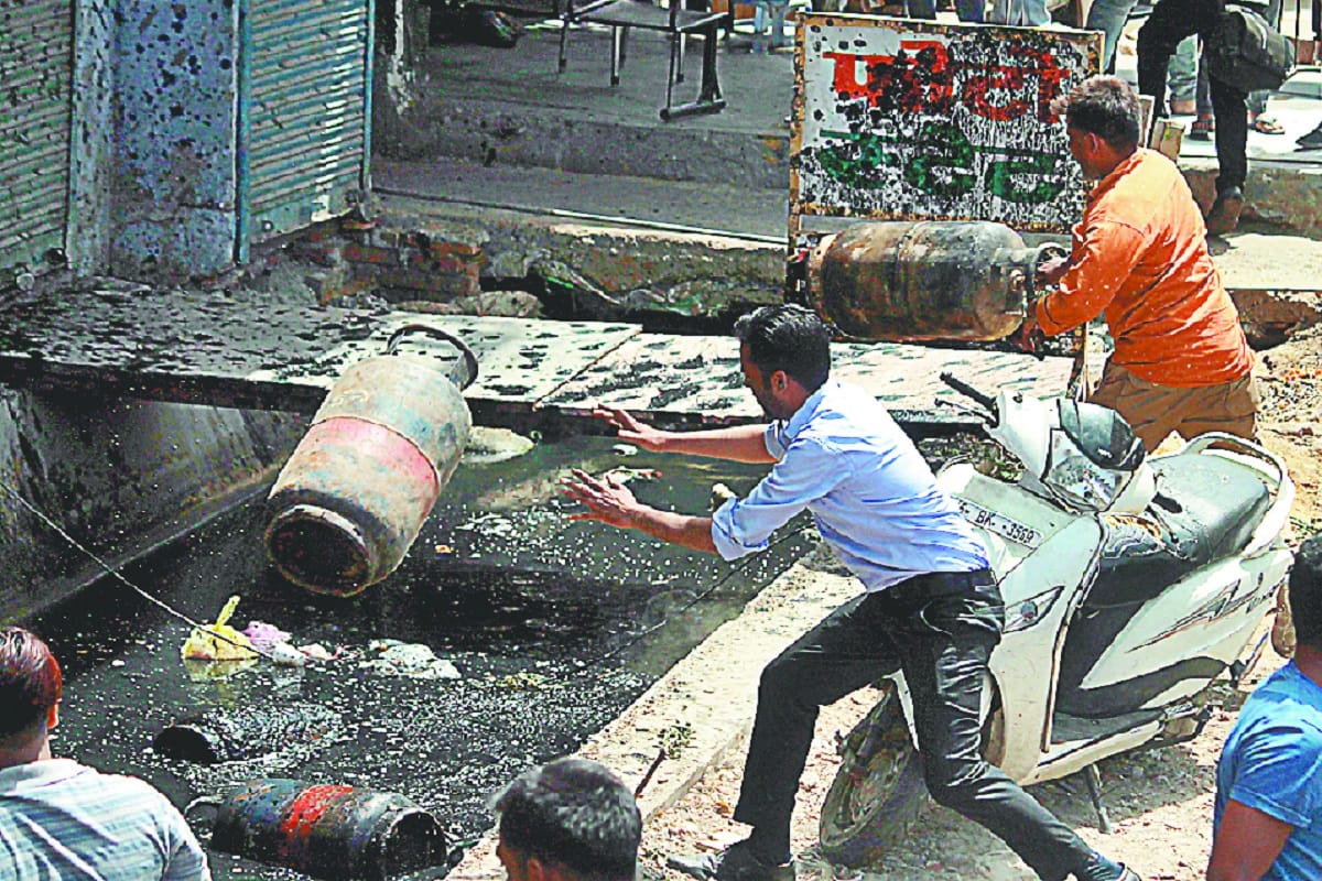 Many cylinder blast in Ghantaghar at Meerut and see photos