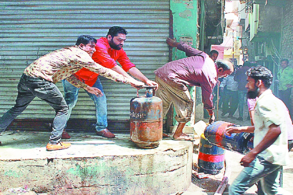 Many cylinder blast in Ghantaghar at Meerut and see photos