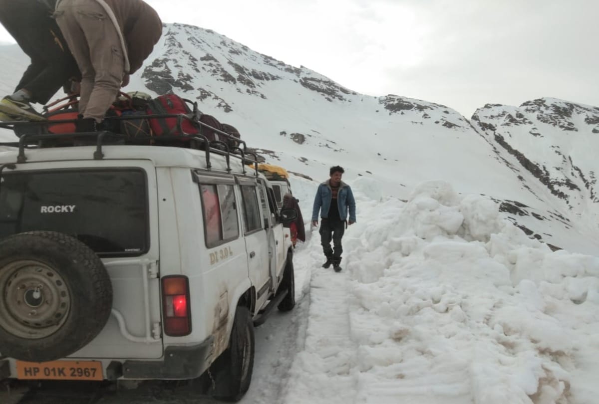 fresh snowfall recorded in rohtang  himachal