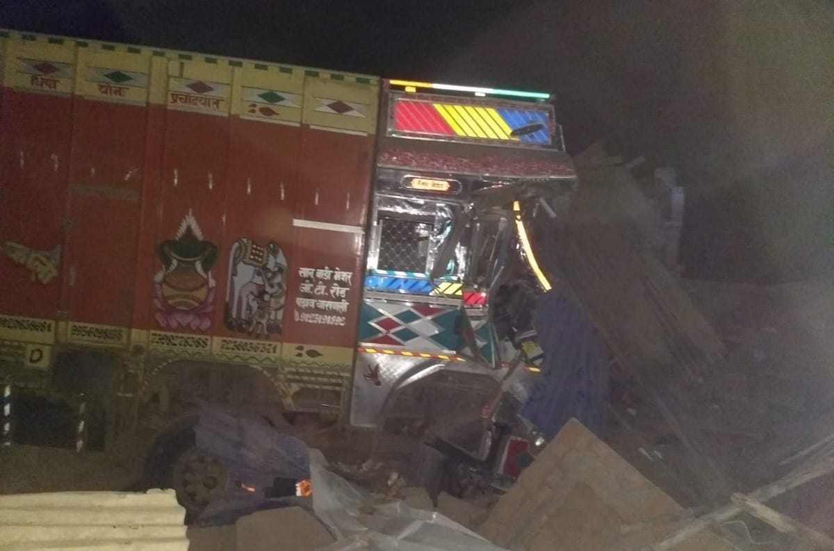 Uncontrolled truck killed couple mirzapur