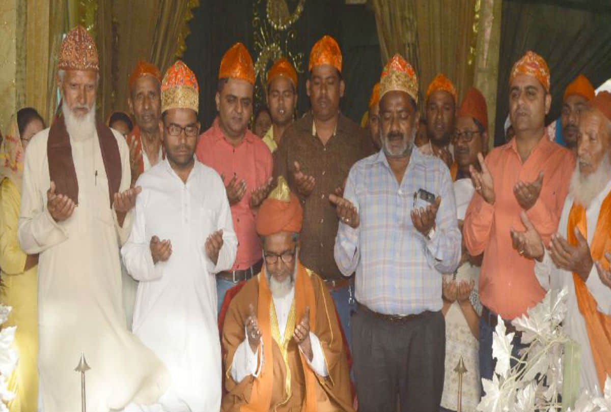 bollywood actress Hrishitaa Bhatt Presents Chadar On Dargah Markaj Sabri Agra