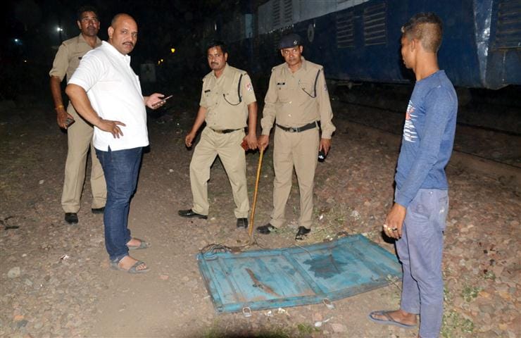 A truck collided with an electric poles, a broken oh line on the train