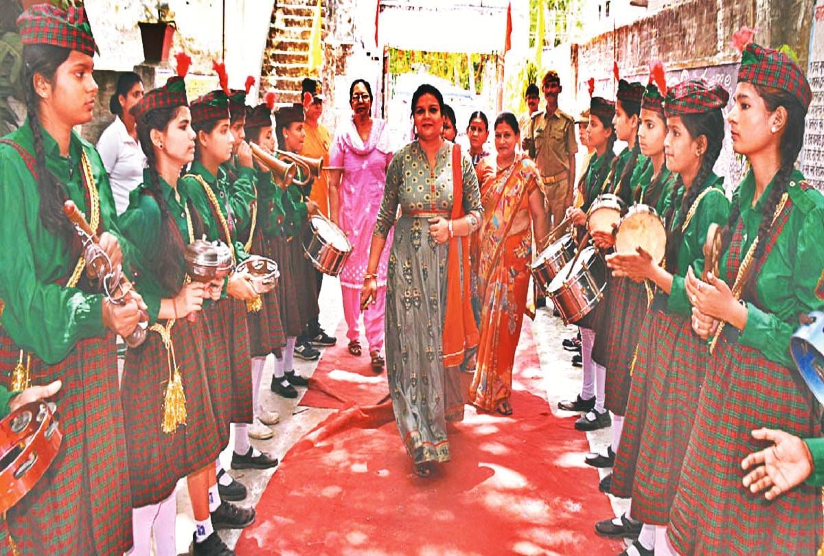 Lok Sabha Chunav 2019: Fourth Phase voting in UP, ECM malfunction in many places
