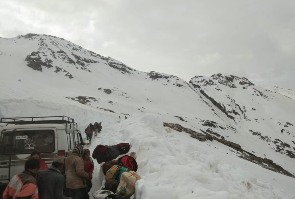 fresh snowfall recorded in rohtang  himachal