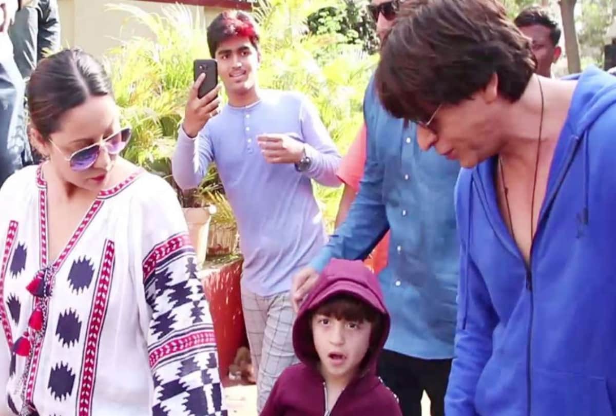 shah rukh khan share gauri khan and abram picture said maa tujhe salam