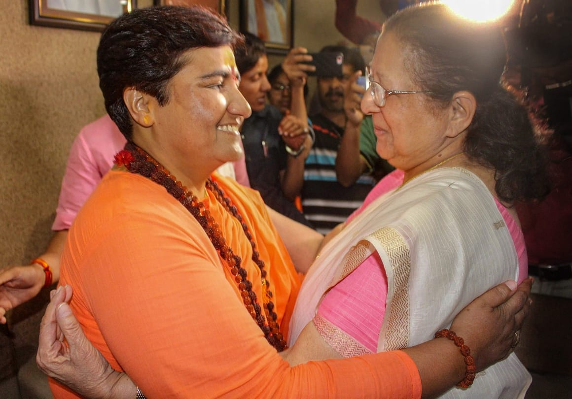 Lok sabha chunav 2019 Sumitra mahajan meets to Sadhvi Pragya in Bhopal 