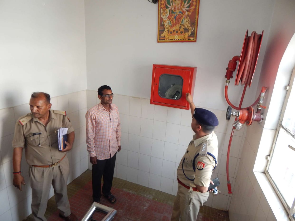 फायर टीम की जांच में मिली तमाम खामियां, दो को नोटिस