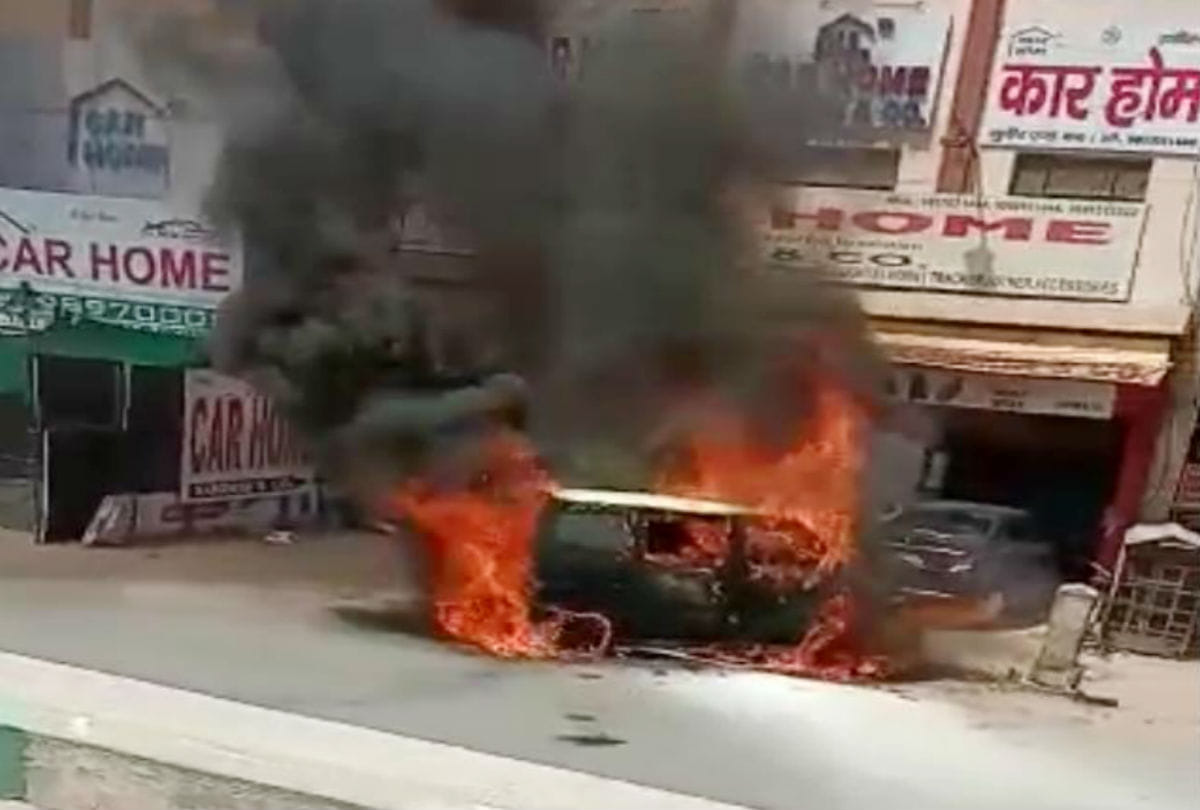 van catches fire Outside the garage in agra