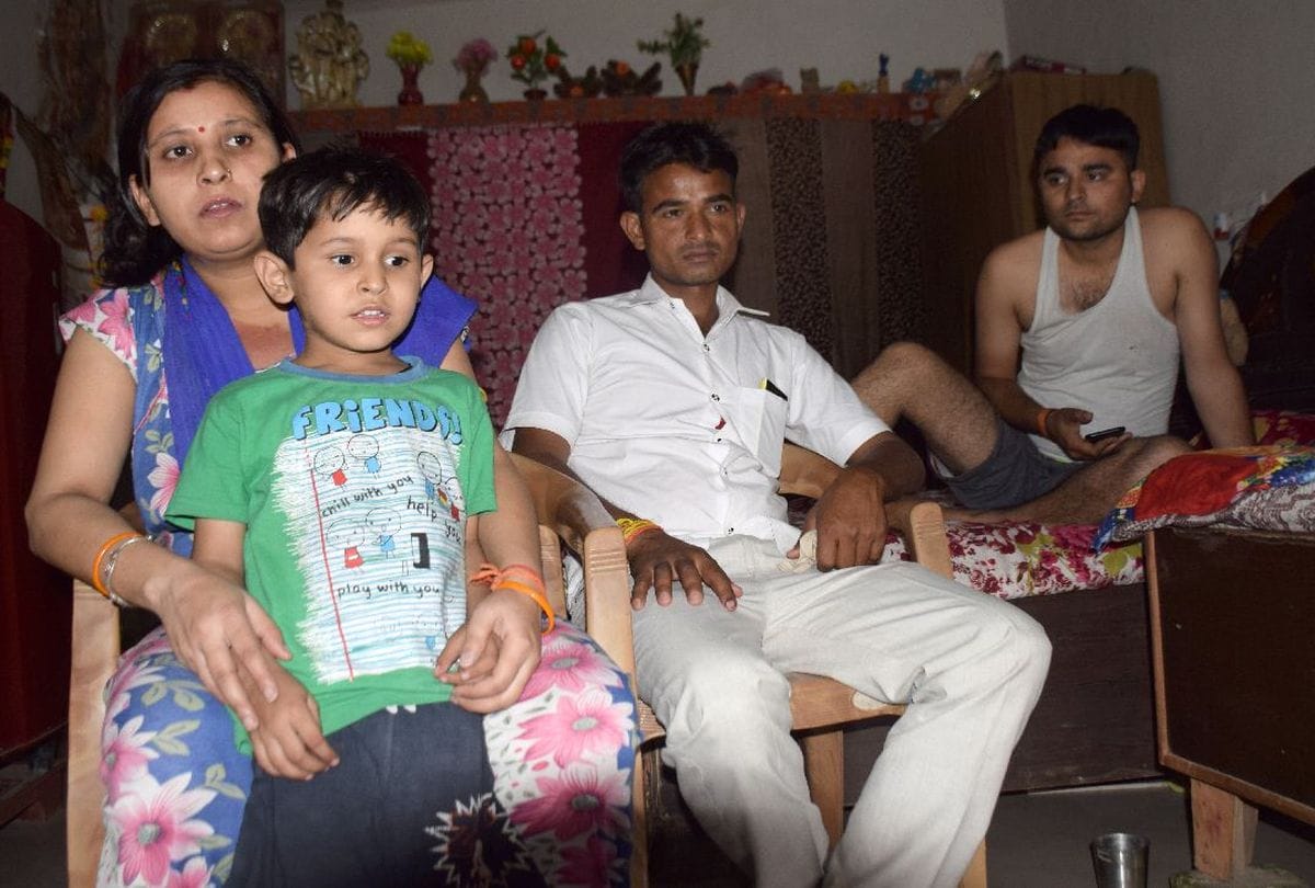robbery in area sales manger house in agra