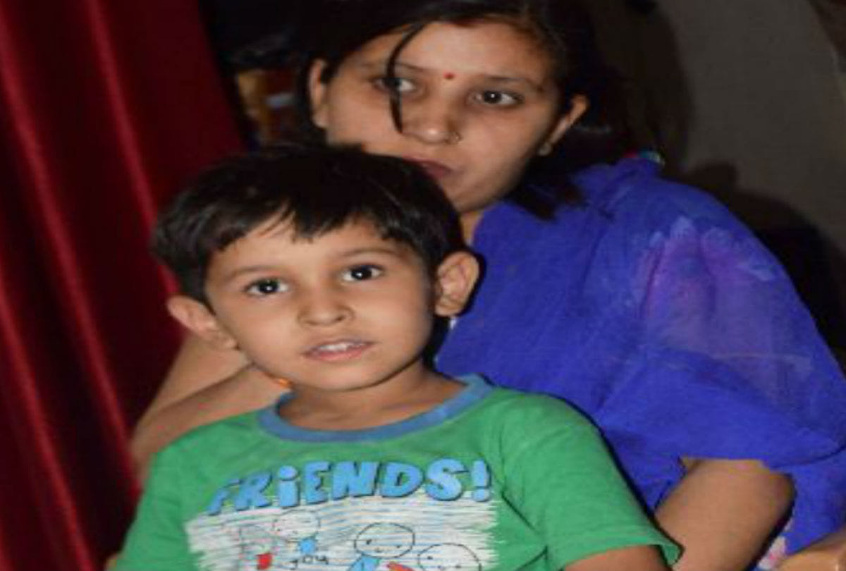 robbery in area sales manger house in agra