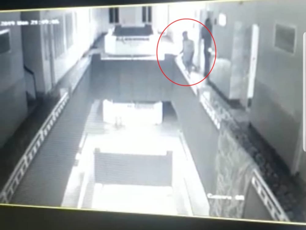 video of Boy jump from ashram third floor after saw his parents and dead