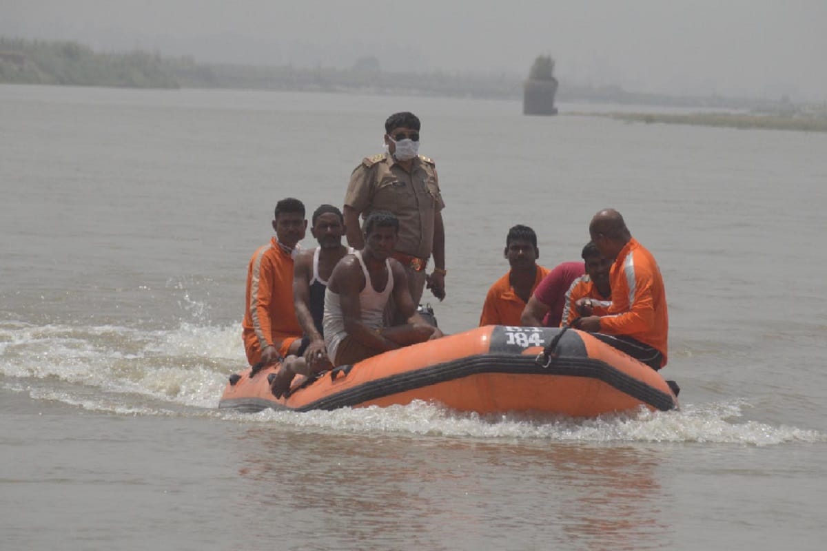 NDRF Team recovered the dead body of woman in yamuna river and Searching for student still