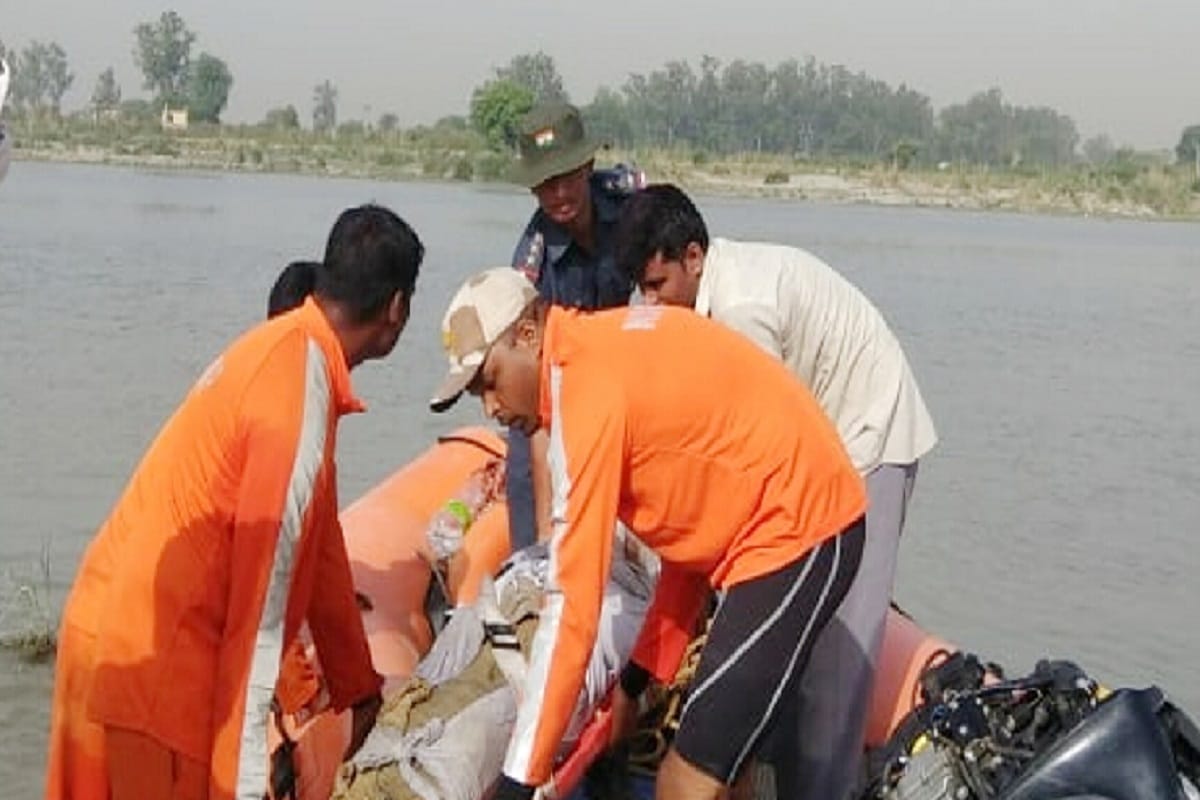 NDRF Team recovered the dead body of woman in yamuna river and Searching for student still