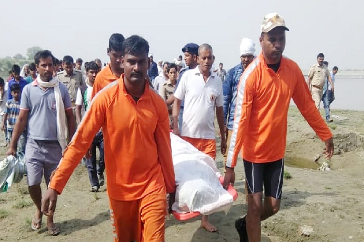 NDRF Team recovered the dead body of woman in yamuna river and Searching for student still