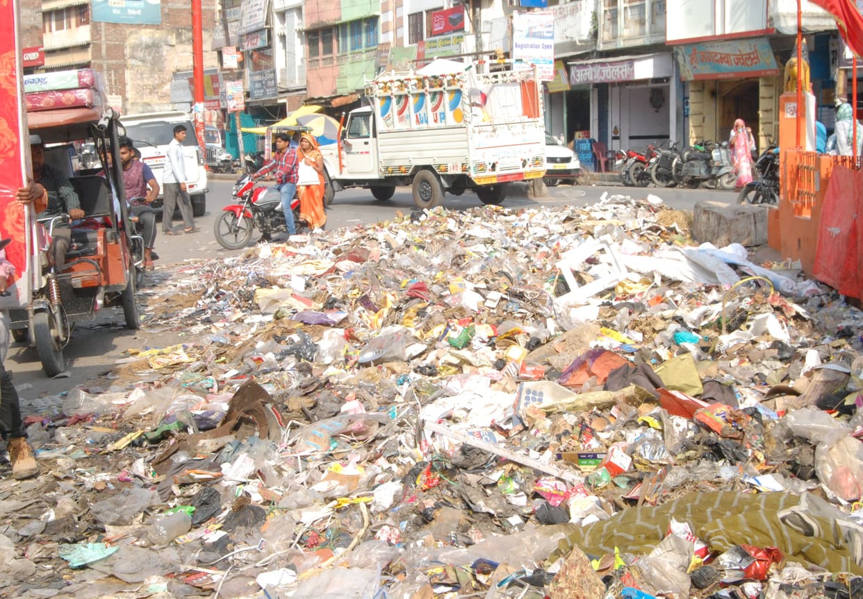 तीन दिन से उठान ठप, सड़कों पर पसरा दो सौ टन कूड़ा