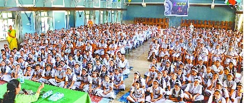 आभासी दुनिया के मकड़जाल में खुद को फंसने न दें बेटियां