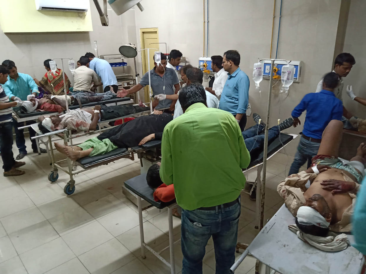 तीन वाहन टकराए, 16 लोग घायल