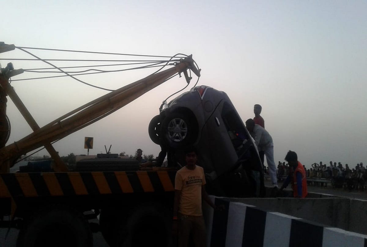 Agra-Lucknow express way uncontrolled car collide with divider two die