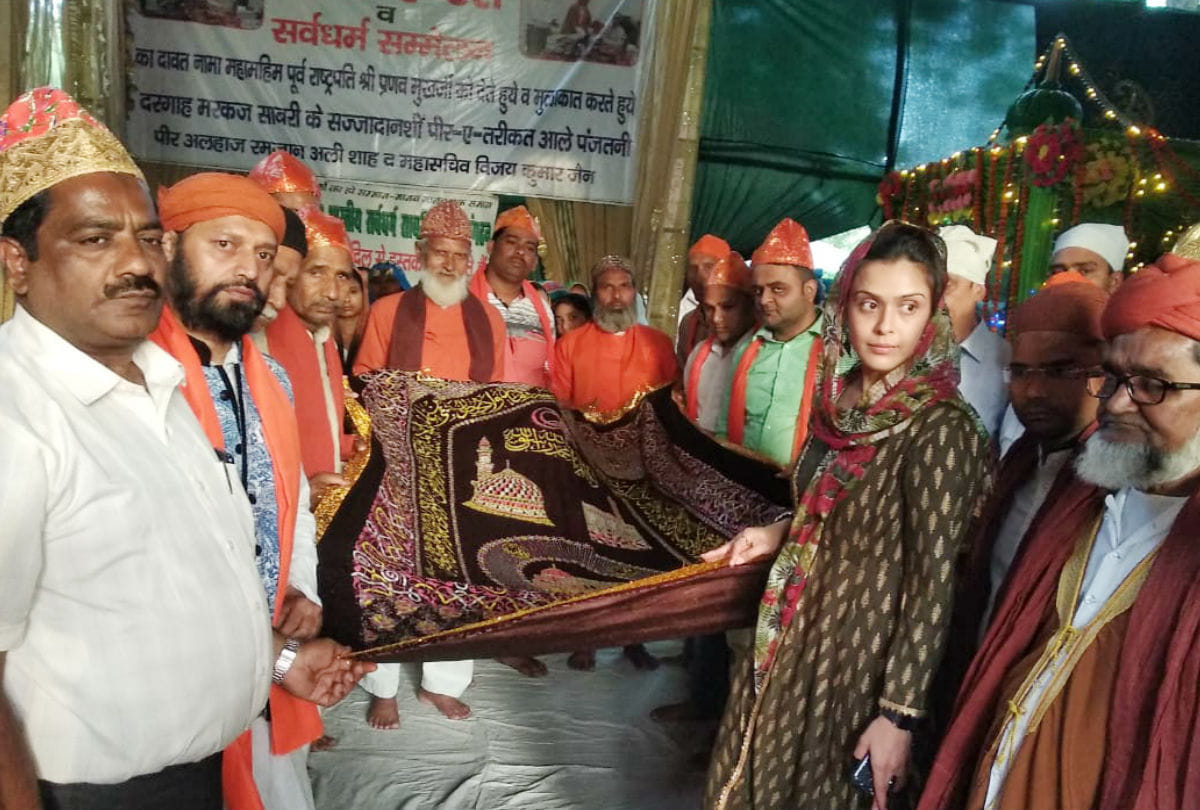 Hrishitaa Bhatt present chadar on dargah markaj sabri agra