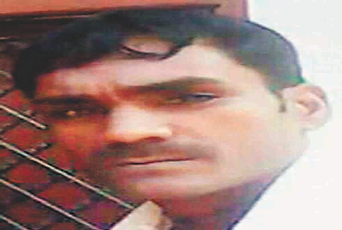 Pratapgarh: In front of police, the young man was hit by brick and stone