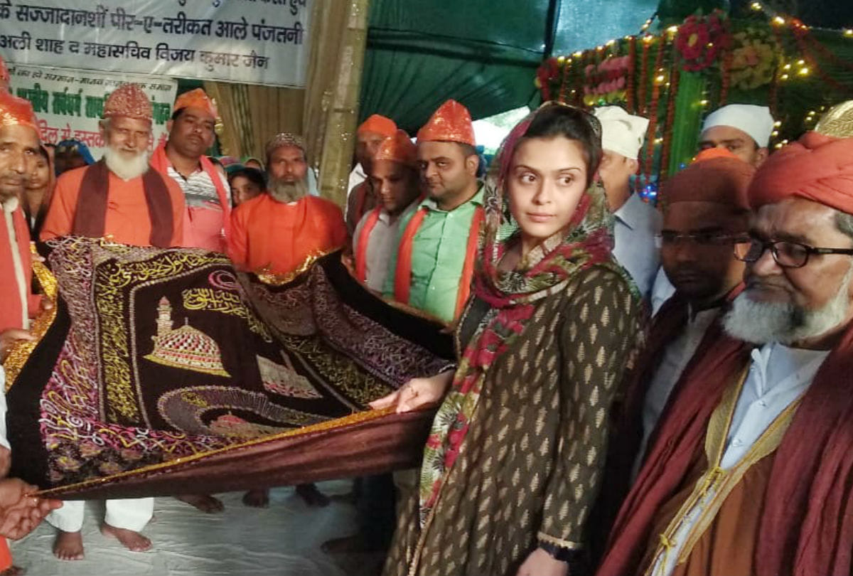 Hrishitaa Bhatt present chadar on dargah markaj sabri agra