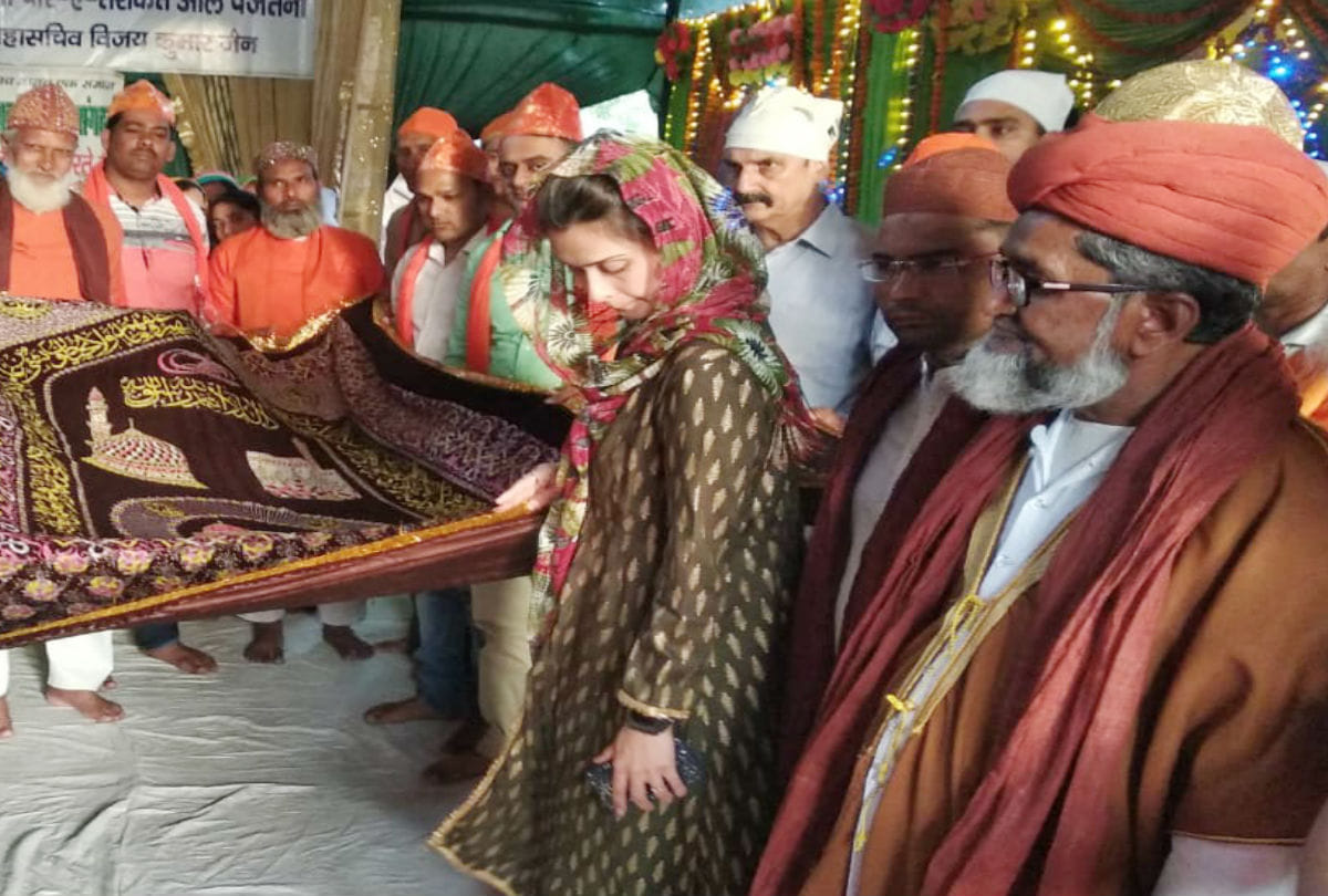 Hrishitaa Bhatt present chadar on dargah markaj sabri agra