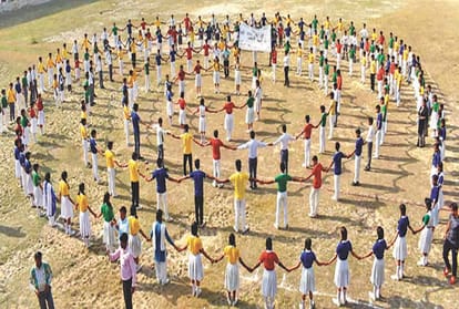 Pratapgarh: Human chain formed, resolution of vote taken
