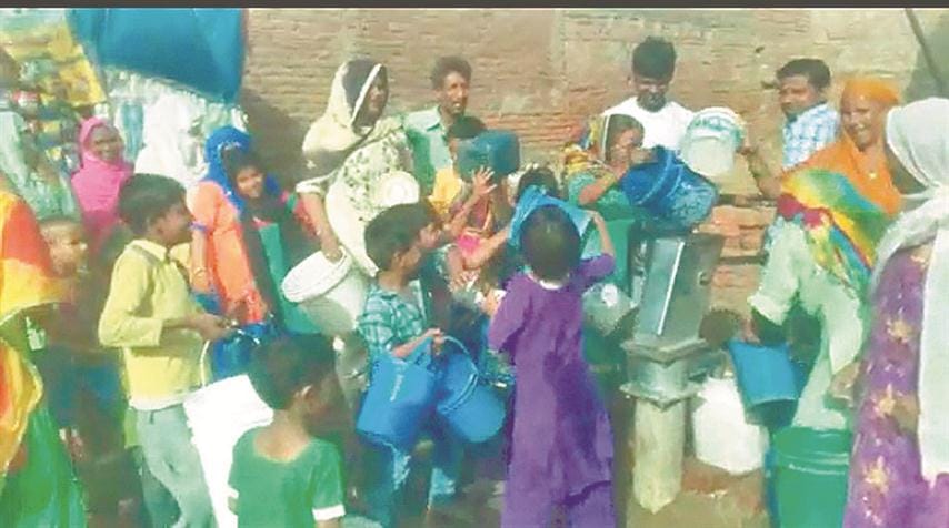 Woe for water in the fierce heat, people on the streets