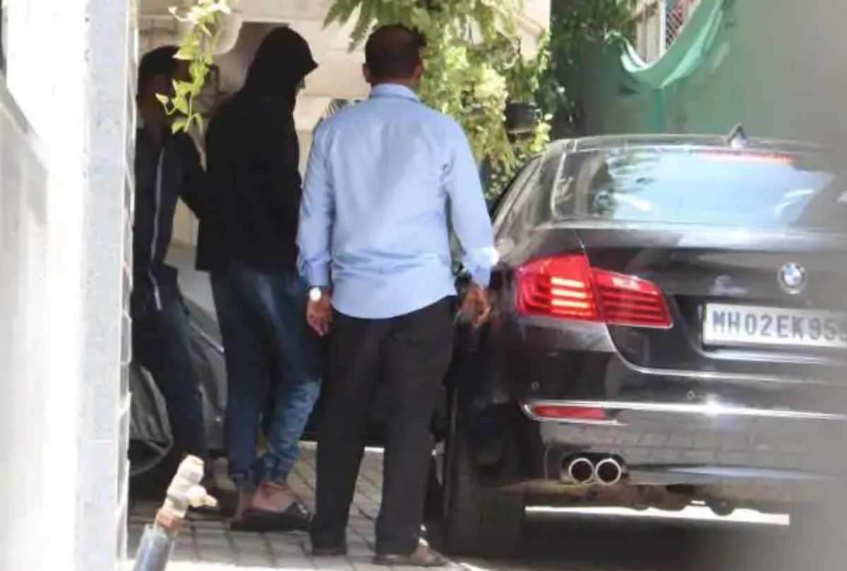 kartik aaryan spotted outside of sara ali khan house
