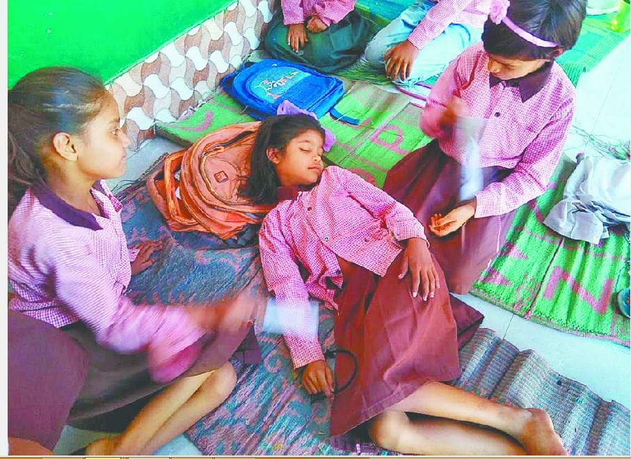 गर्मी के मारे स्कूलों में बेहोश हो रहे बच्चे, दो बच्चियों को अस्पताल भेजा