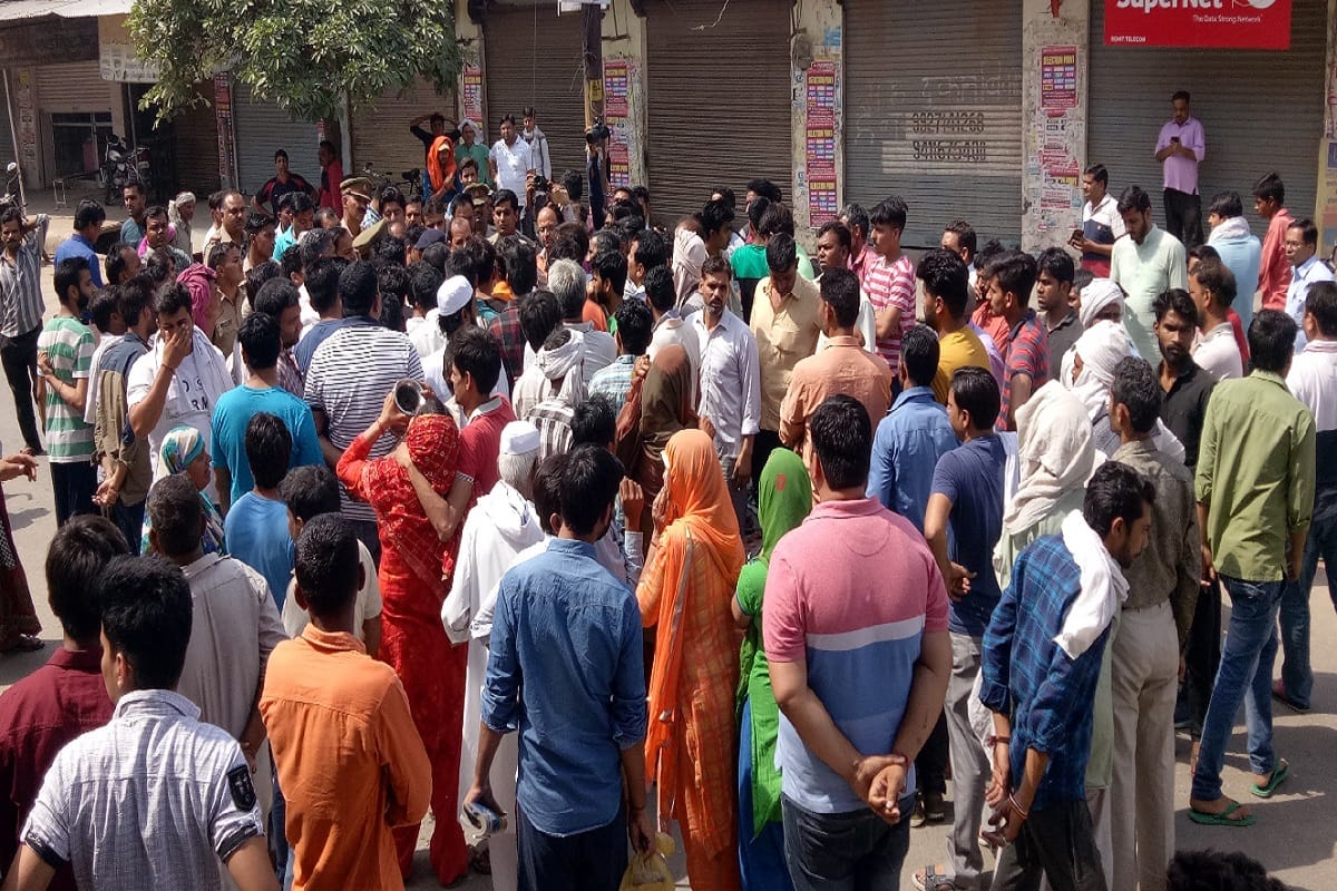 Murder case: Dead body put on road and ruckus by victim family members in Baghpat