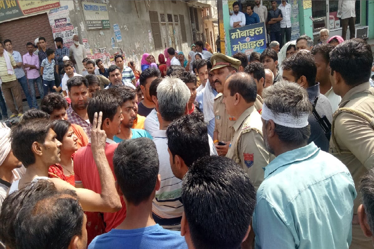 Murder case: Dead body put on road and ruckus by victim family members in Baghpat