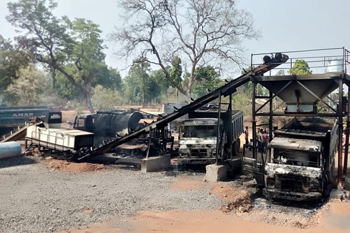 naxals set ablaze 27 machines and vehicles in Gadchiroli district